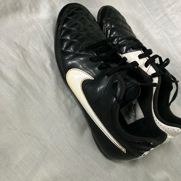 Nike boys/ girls Tiempo soccer Cleats - some STAINS but good condition - Picture 4 of 16